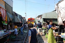 ตลาดร่มหุบ (ตลาดหุบร่ม)